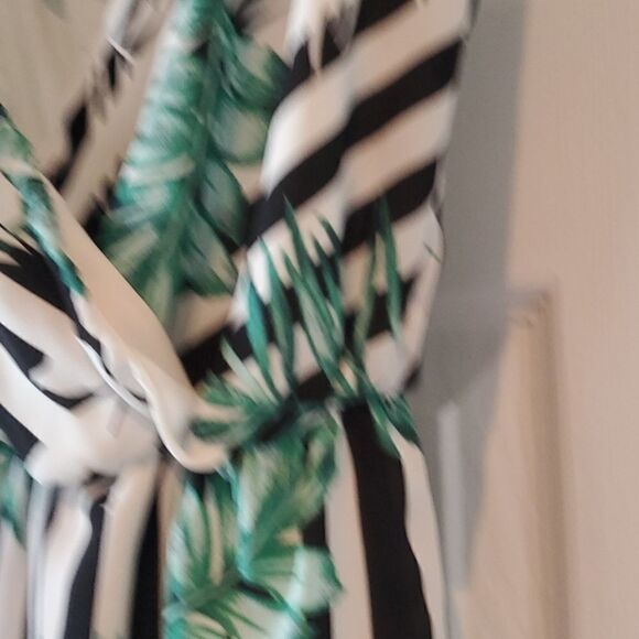 Everly Floral Leaf Palm Print Black and White Striped Surplice Shorts Romper Med - Picture 5 of 12